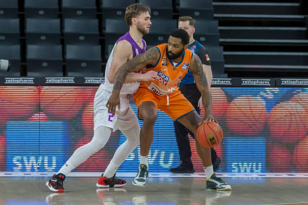 随着老一代 随着老一代